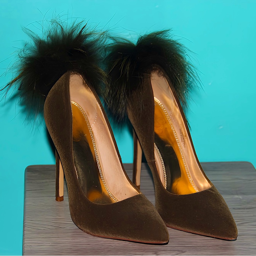 Army green suede closed-toe pumps with fur ball